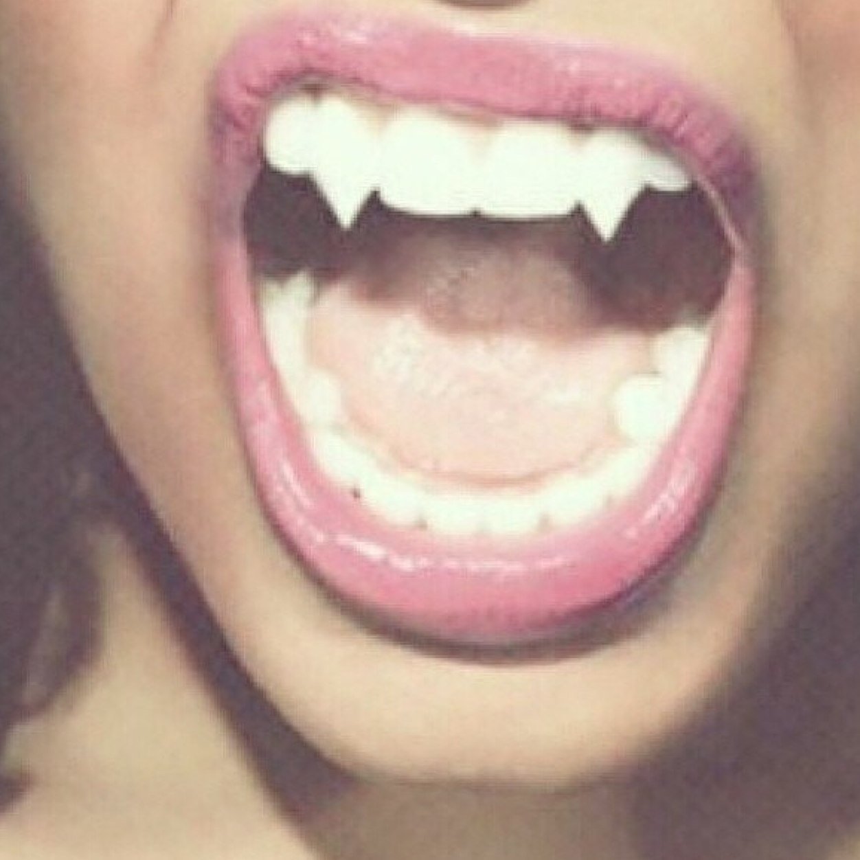 عنيدهه . مرجوجه . ملقوفه وبقوهه (˘̩̩̩.˘̩) ٫ وكم اعشق دفاشتي واسلوبي للي ينرفز خلق الله ♡