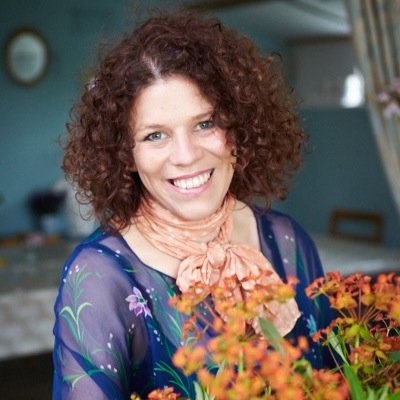 Oxfordshire event florist. Specialising in British Flowers, garden style weddings, floristry workshops and hen do flower parties