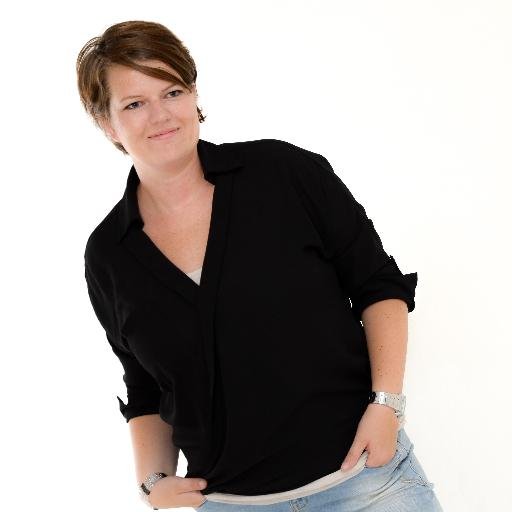 Projectmanager - gek op lezen - dol op schrijven - speelt badminton en tennis - studeerde Nederlandse Taal en Cultuur in Leiden.