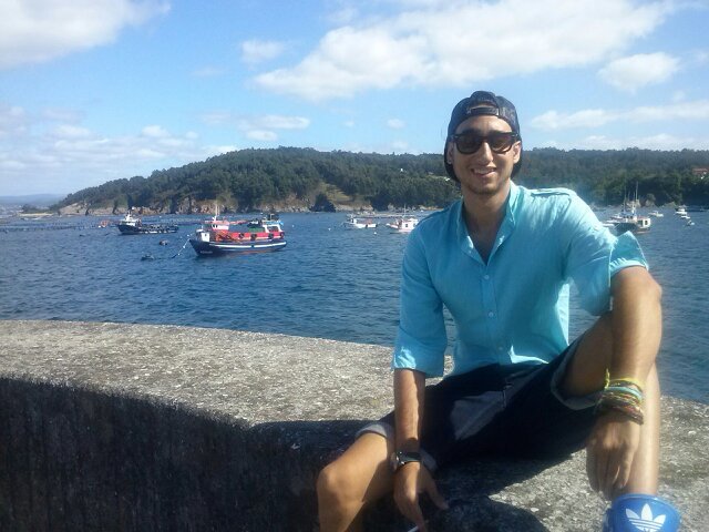Todo sonrisas entre el verde humo, con nobleza y sinceridad siempre por delante. Disfrutando la vida