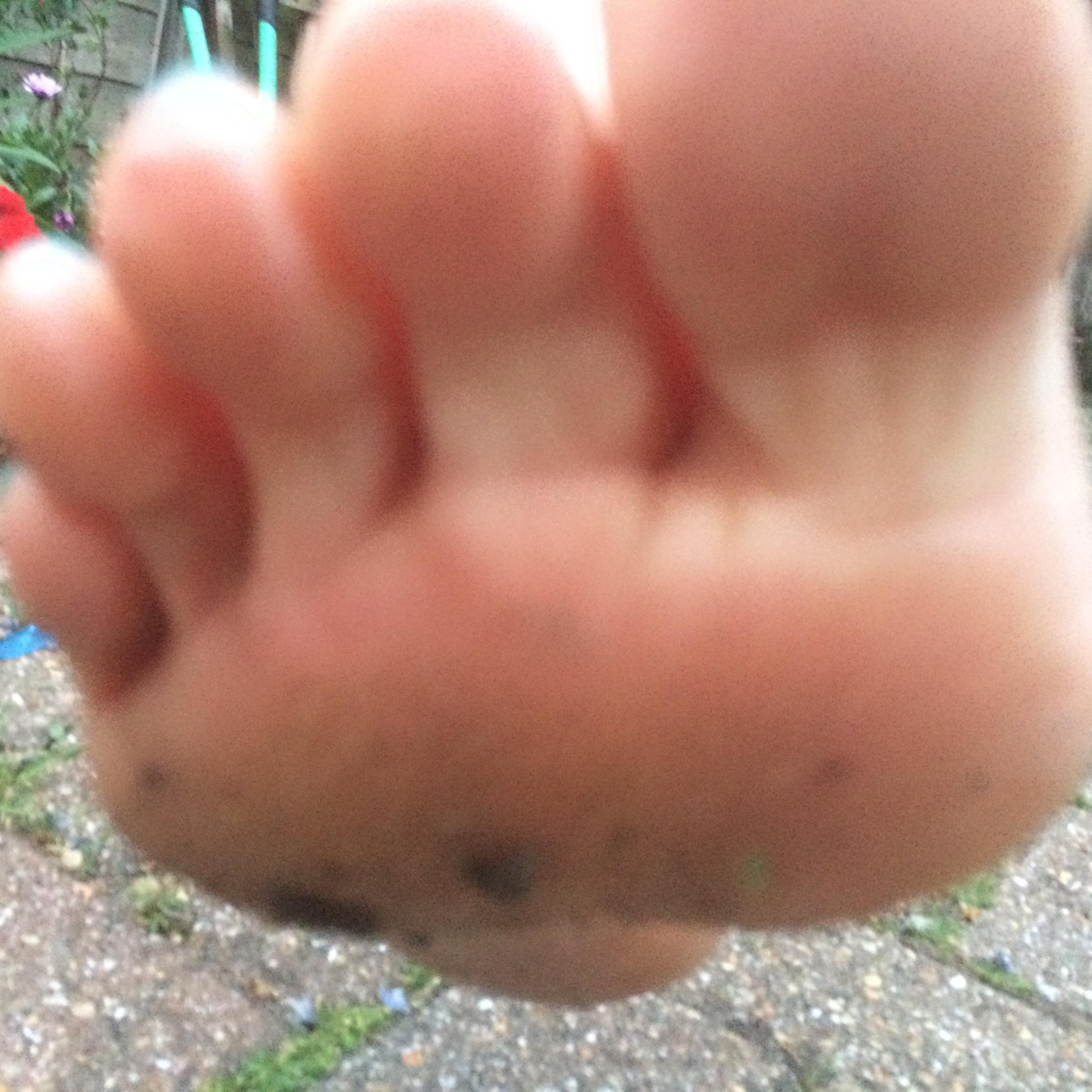 Im Queen Kerry Love. I am a professional dominant Mistress and I own and created http://t.co/0P1hyhcZ7y if your a slave or have a foot fetish go look!