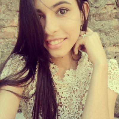 Entre a ausência de quem você ama e a presença de quem lhe engana. A solidão talvez seja a sua melhor companhia!