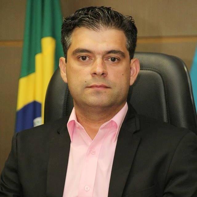 Formado em MKT, apaixonado pela vida e família. Assim sou eu, um goiano comedor de galinhada com pequi. Prazer!