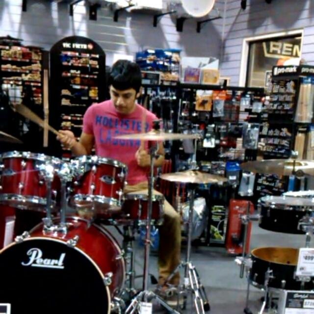 love playing the drums Live for giggs love to jam and love to groove play for church and do drum solo and someday wish to be pro