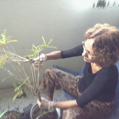 Maestra de la danza, del movimiento y técn. corporales. Lic. Letras,UCV. Prof. de Stretching Yoga. Terapeuta de Shiatsu. Acupuntora. Defensora de la democracia.