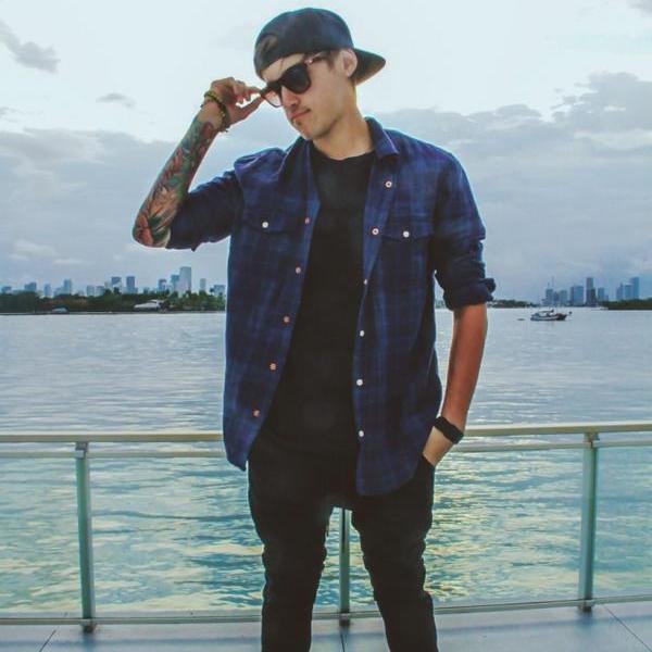 i gave you a free follow so follow my main ~ @YoureNotBeau