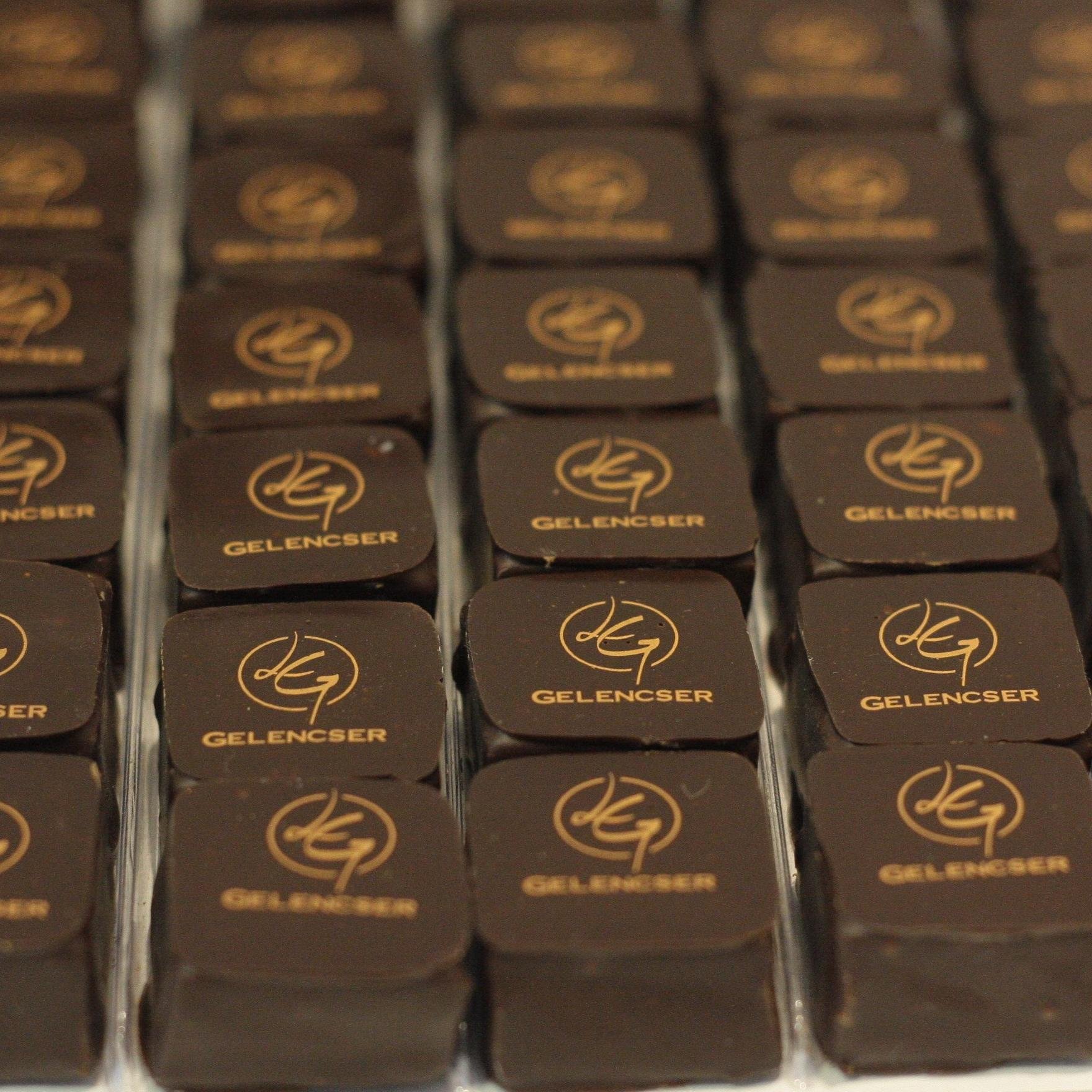 Patrick Gelencser maitre chocolatier en #Vendee. 5 magasins à @LRSY_ville, @VilleDesSables @VilledeChallans et Chantonnay. Créateur du Musée du #chocolat.