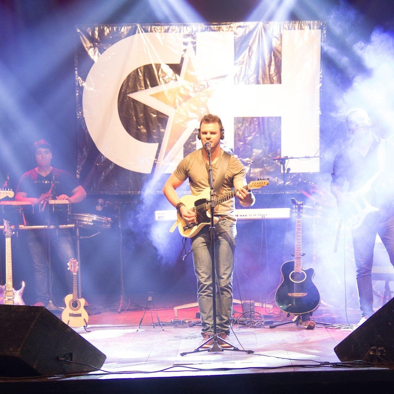 É um prazer receber a sua visita! Fazemos um show de forró misturando músicas autorais, atuais e grandes recordações. Obrigado por nos acompanhar!!! ;-)