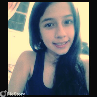 Yo aquí con ganas de encerrarte en mi inestable universo, Y tú ayá afuera formando galaxias con tan solo sonreír.         ÉL ❤❤.