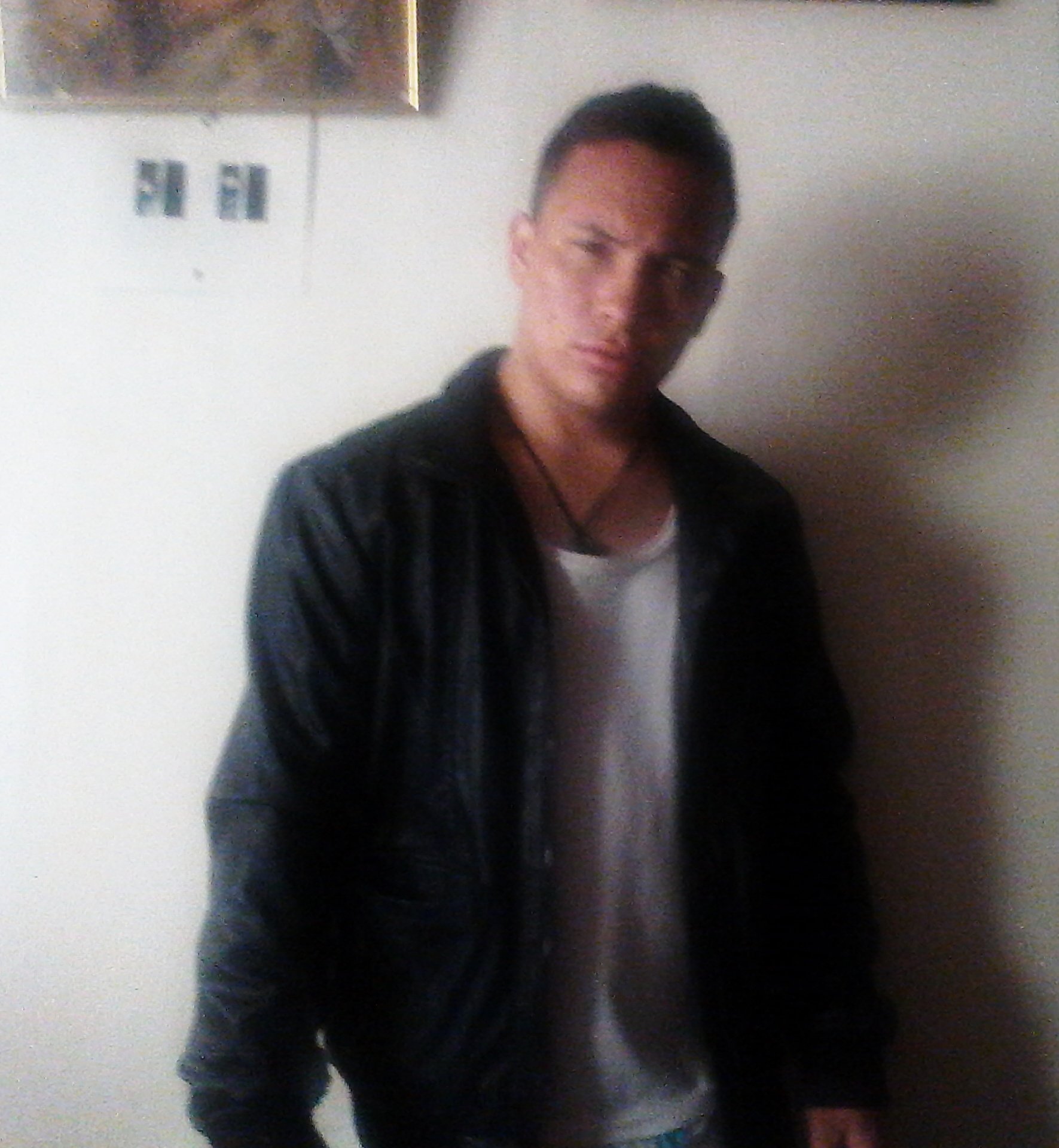 andresk20's profile picture. Tengo amigos por doquier,
porque soy parte de ellos,
no importa el color de piel
ni el color de los cabellos