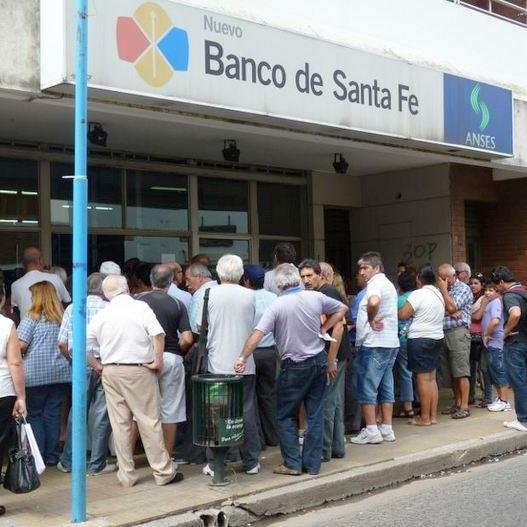 Integrantes de la Clínica Jurídica de Interés Público (FCJS - UNL) y la ONG UCU Arg. Investigamos el D° AL TRATO DIGNO a usuarios del Nuevo Banco de Santa Fe