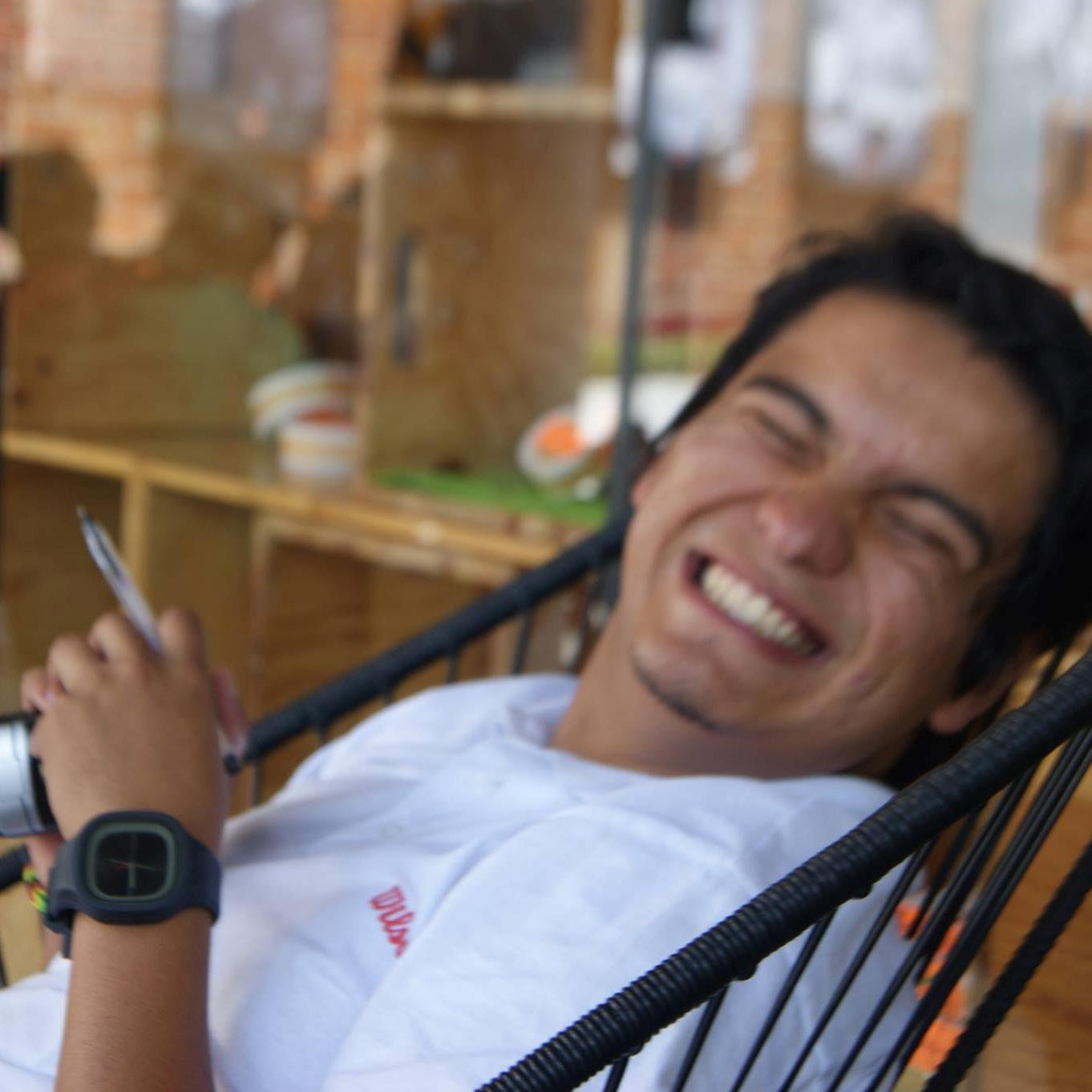 Un loco soñador q aprecia las cosas buenas de la vida yy sabe estar ai cuando es necesario
