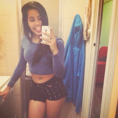 Ela é de fase, toda bipolar. Cheia de marra, durona por fora e coração mole por dentro. Toda inocente, toda estressada e toda apaixonada.