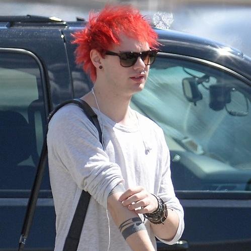 irwinmessage's profile picture. really lonely teen who likes to make fake text messages about four really popular boys