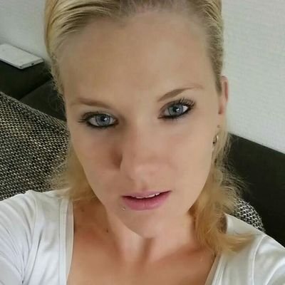 debbiezira's profile picture. 