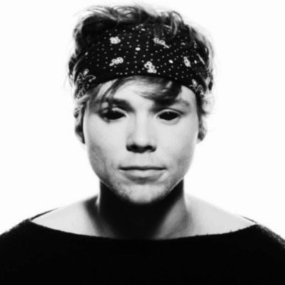 please follow @sorryimhemmings she gave you this free follow TYSM