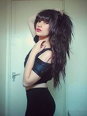 17 | I love to party hard. I'm not your 'avarage' girl..... I like cake.