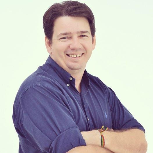 Narrador esportivo da 105 FM , Leiloeiro Rural, apaixonado pela família e amante de todos que respeitam nosso próximo.