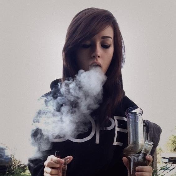 Stoner chicks are SO sexy | DM us your picture or email us it at legalizeweedtwitter@gmail.com
