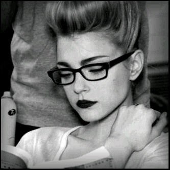 سياستي بسيطھ جدا 
كن جميلا معي آكون معك آجمل ♡ ..