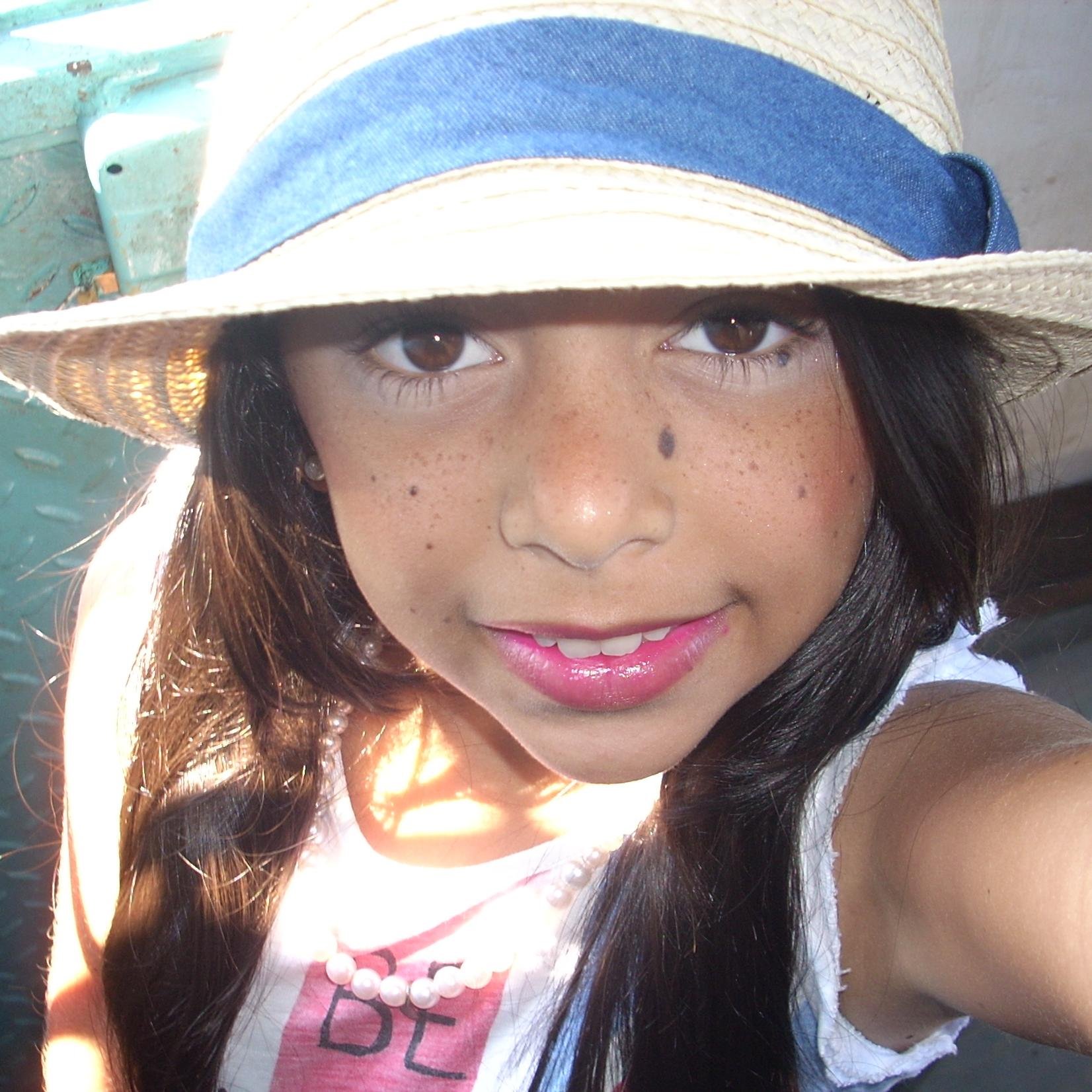 Lo mejor que me a podido pasar? One Direction. Porque? porque salvaron mi vida,ellos me hacen feliz,bueno ellos son mi felicidad y por eso los amo,son mi vida.