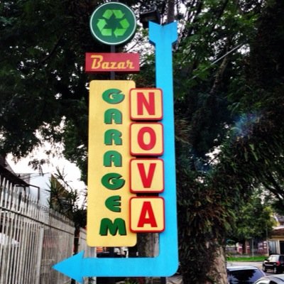 A Nova Garagem é uma loja de antiguidades e decoração retrô & vintage, com produtos e preços voltados a sustentabilidade.