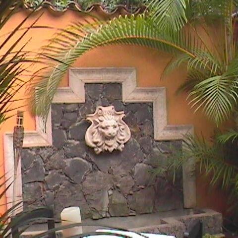 Restaurante familiar que se especializa en dar un servicio personalizado. Cocina internacional. Tel: 9990-2977