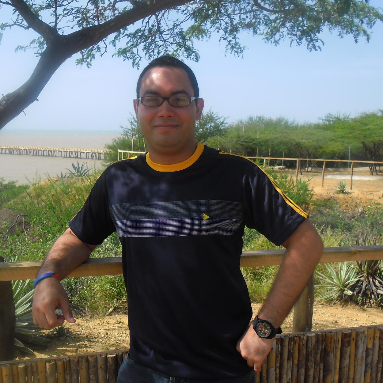 Ingeniero/Profesor: De Coro Corito! Full fanático del Barcelona, igual apoyo a la vinotinto con sus desastres, y Clarooo de los super Navegantes del Magallanes!