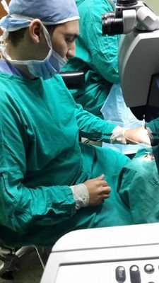 طبيب طب وجراحة العيون .استشاري جراحات تصحيح اﻻبصار والليزك