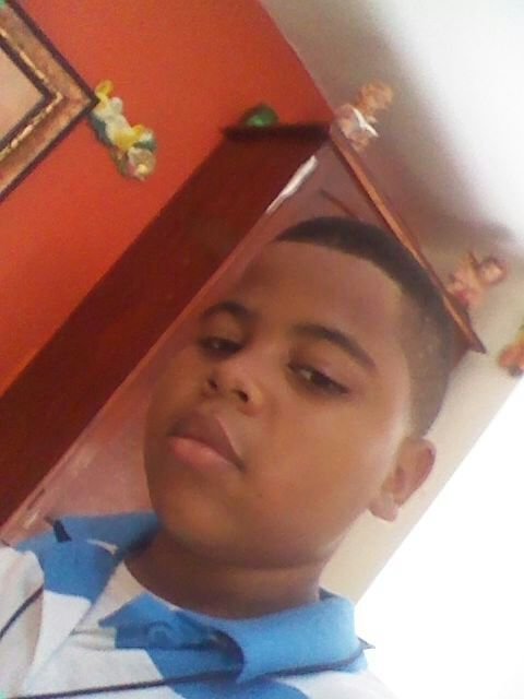 Es un chico muy cool que busca un tesoro escondido en las playas lejanas jjjjjjj mentira klk