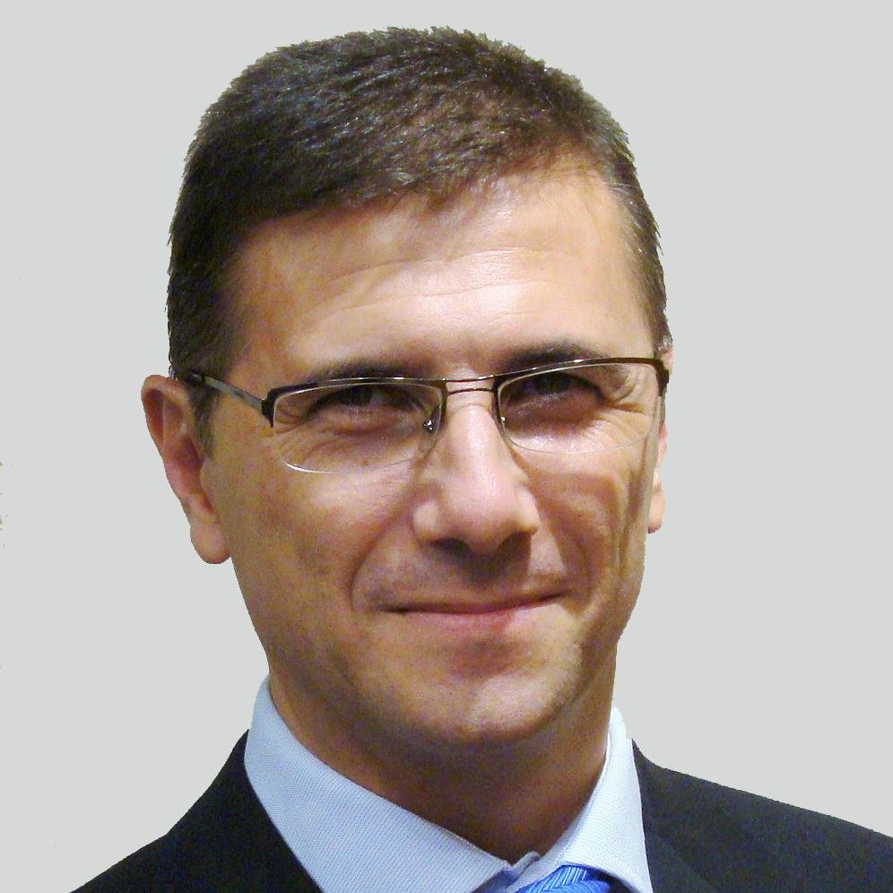 RobertoArizaM's profile picture. Observando, escuchando, y siempre aprendiendo