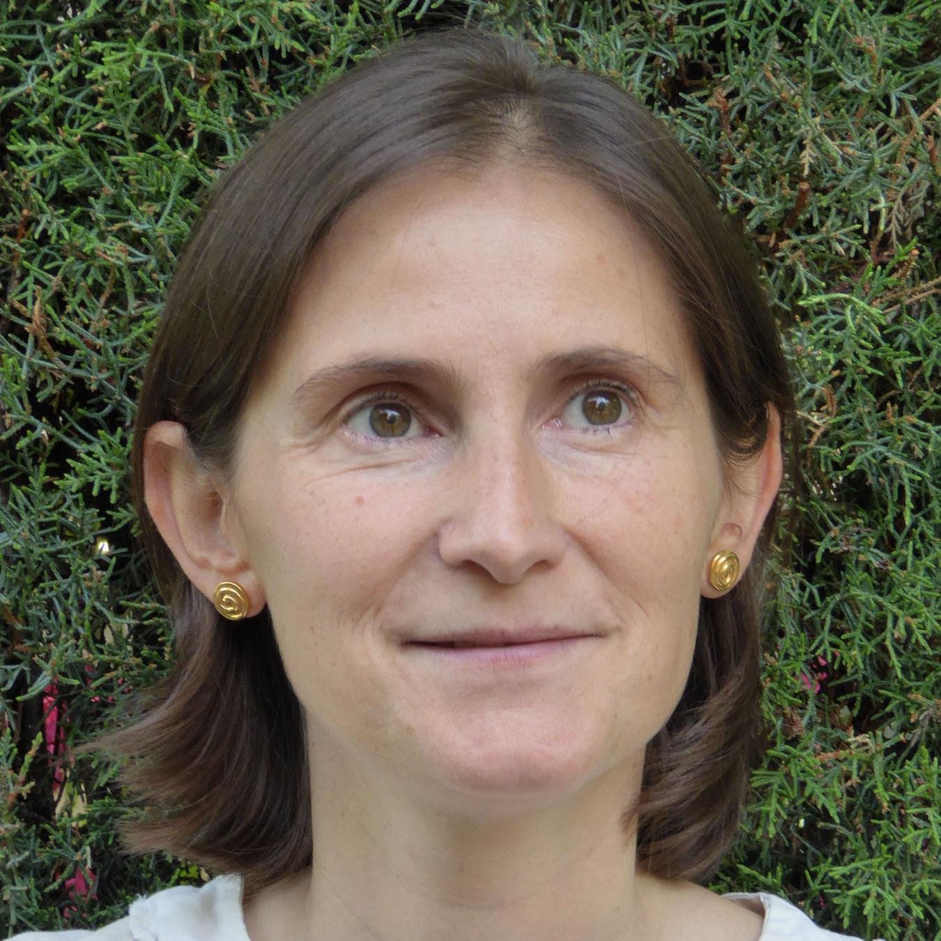 Periodista . Trabajo como autónoma ayudando a entidades y fundaciones a mejorar su comunicación. Temas: social, cultural, educación, mujer, artesanía, ecología.