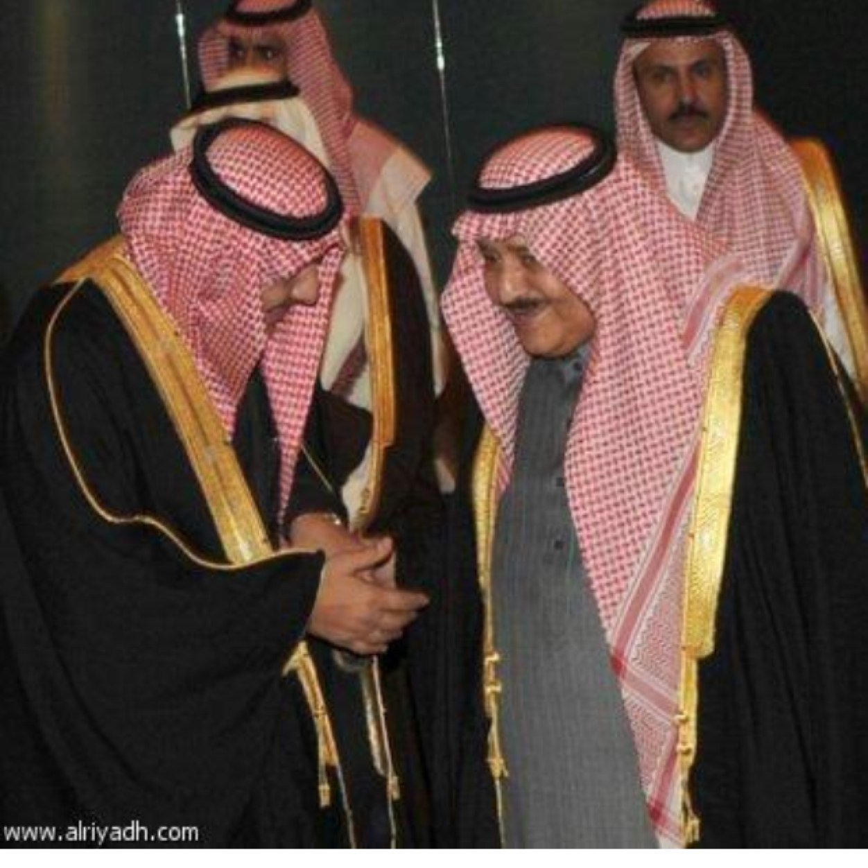 إِنَّمَا أَمْرُهُ إِذَا أَرَادَ شَيْئًا أَنْ يَقُولَ لَهُ كُنْ فَيَكُونُ فَسُبْحَانَ الَّذِي بِيَدِهِ مَلَكُوتُ كُلِّ شَيْءٍ وَإِلَيْهِ تُرْجَعُونَ