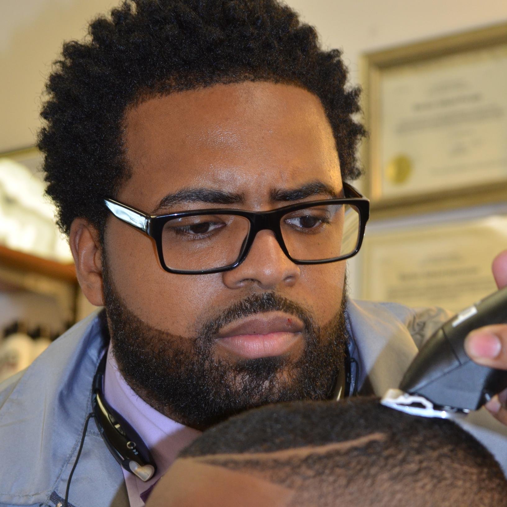 Barber,Artist,Entrepreneur,Family Man,Team Andis
2529159171