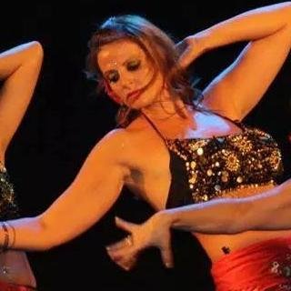 Soy mujer, madre de tres, bailarina aficionada, pedagoga, amante de dar teta, de colechar, de viajar con los críos y de mil cosas más