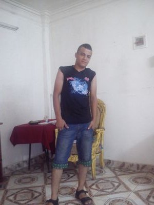 ‏أفتقد شخص,,,لا أظن أنه يتذكرنيM