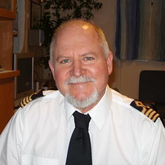 36,5 évet hajózott tengerész                       a seasoned seaman