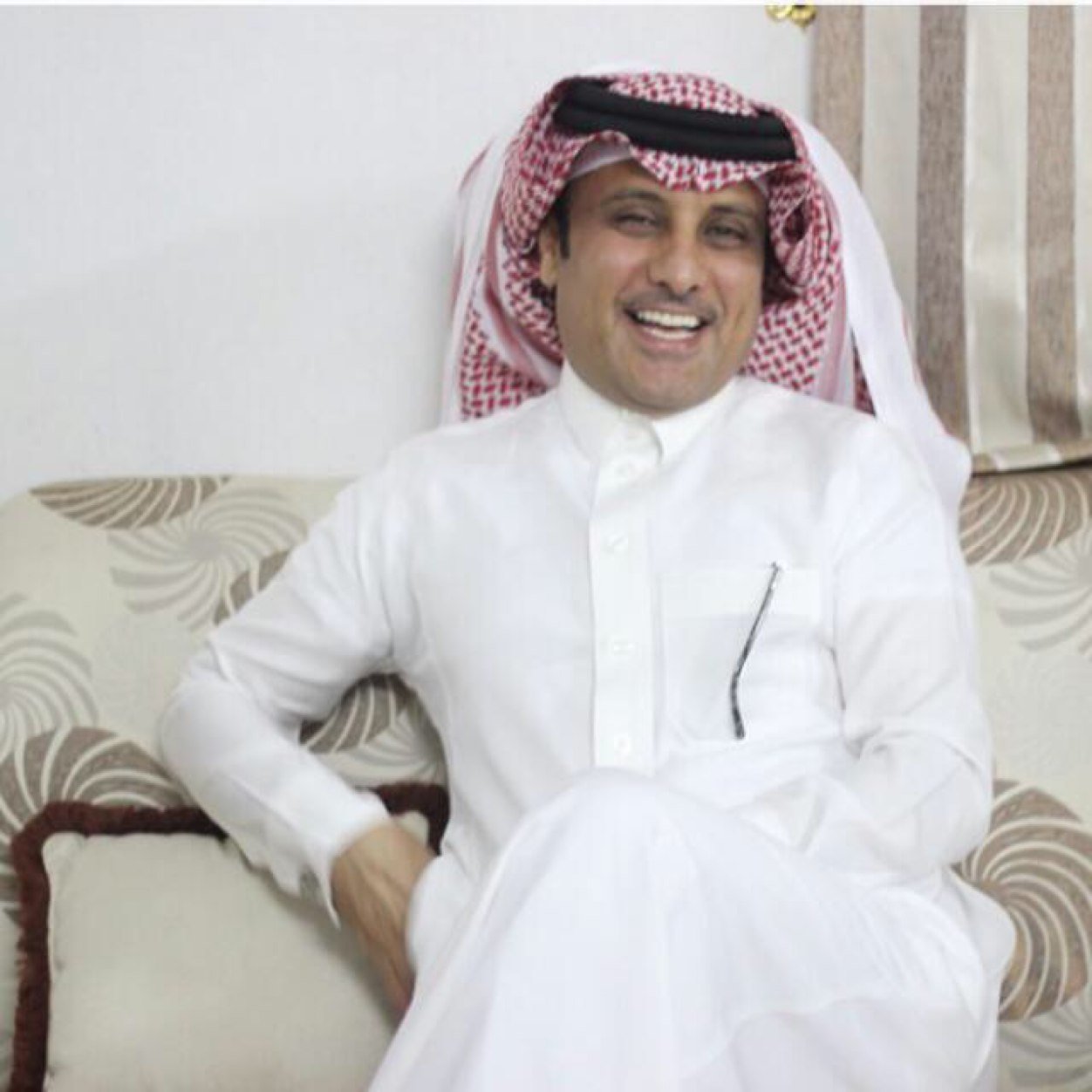 أغرد حيث اجد نفسي وأحترم وجهات نظر الآخرين ... لدي قناعة بأن الاحترام يكتسب ولا يطلب.