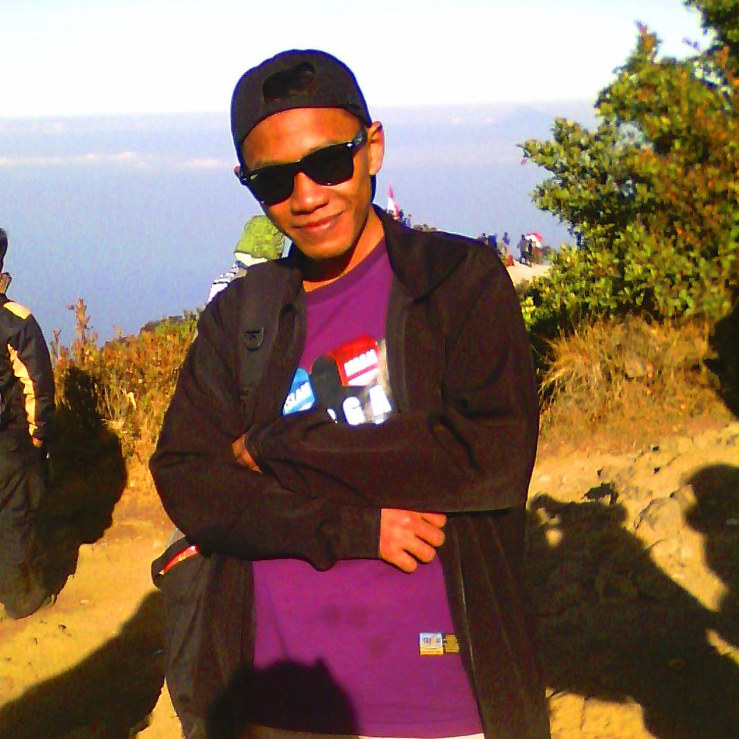 TraePealyep's profile picture. no matter how good or bad you think life is, wake up each day and be thankful for life. #ballin 
someone somewhere else is fighting to survive. #lovelife