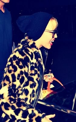 Te dei Follow sem vc pedir,agora amore seja bacana comigo e me ajude seguindo @CrazyMiley3 obg.
