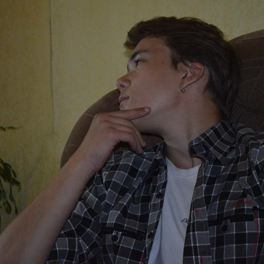 Sky_Ly_Fly's profile picture. I Like Elton john, Freddie Mercury a Robbie Williams.