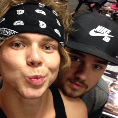 ️I gave you a free follow because you're beautiful and ilysm ❤