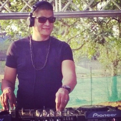 Official fan page for the man himself. #Welove IsmailAbrahams. Follow him @iamdjman metro fm 9-12pm. We trend on twitter ☺