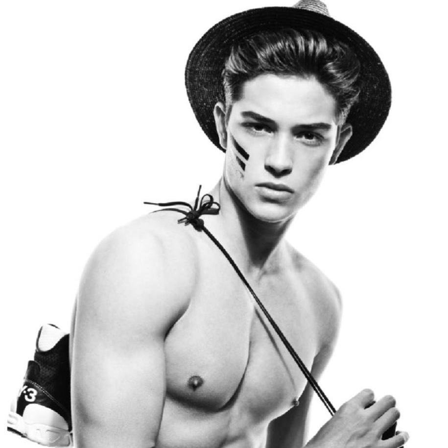 Not related to Miley. Moddeling/Football are my life. zaynecrus@guccimoddeling.com
