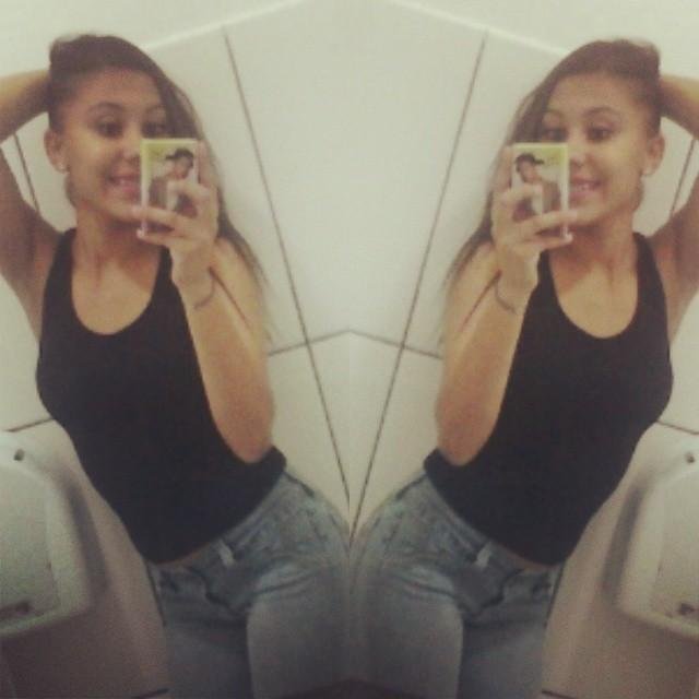 Sou feliz por ser Directioners, sou feliz por ser Belieber, sou feliz por ser Eu Mesma e não ter vergonha de dizer que Amo Muito Tudo Isso!!!!!!!
