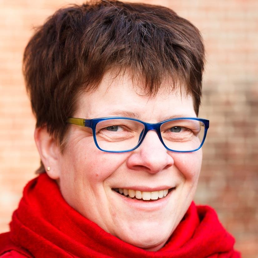 schrijver, vertaler, redacteur, notulist, deler van belevenissen, vrouw, moeder, brei- en haakster, sporter, Turks