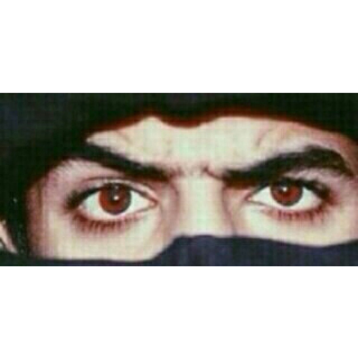 آميرتي تصبح فآتنه عندمآ ترتدي . الشلحه.        @__Elezbeth.                                          جنوبي وفي يدي خنجر.