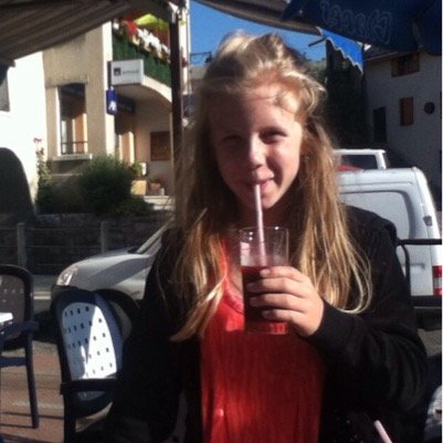 Hi I'm hannah
I come from the uk. 
I do gymnastics 
Running 
Guitar 
And I love to dance round and paint nails