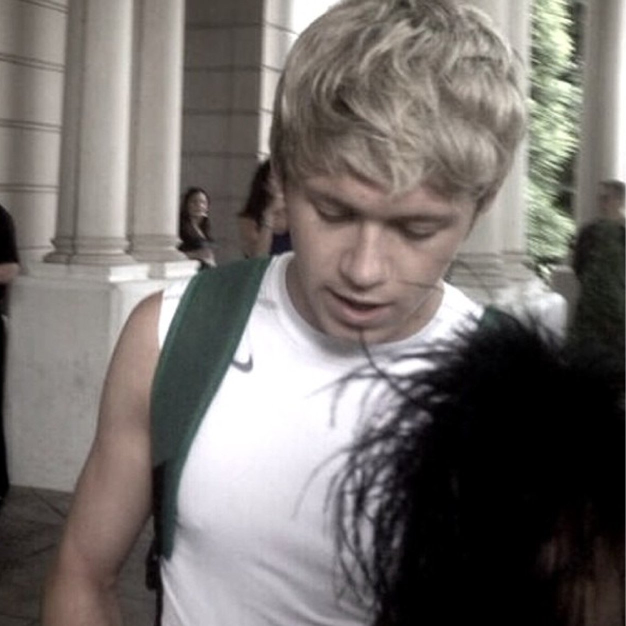 FOLLOW @niallsdingdong