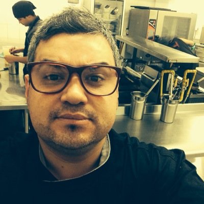 Feliz y apasionado Chef  y profesor de cocina. Enamorado de mi mujer y mis hijas.